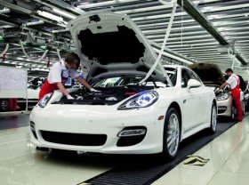 Из-за спада продаж Porsche сократит объемы производства на заводе в Цуффенх ...