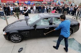 Китайский владелец Maserati Quattroporte прилюдно разбил свой автомобиль